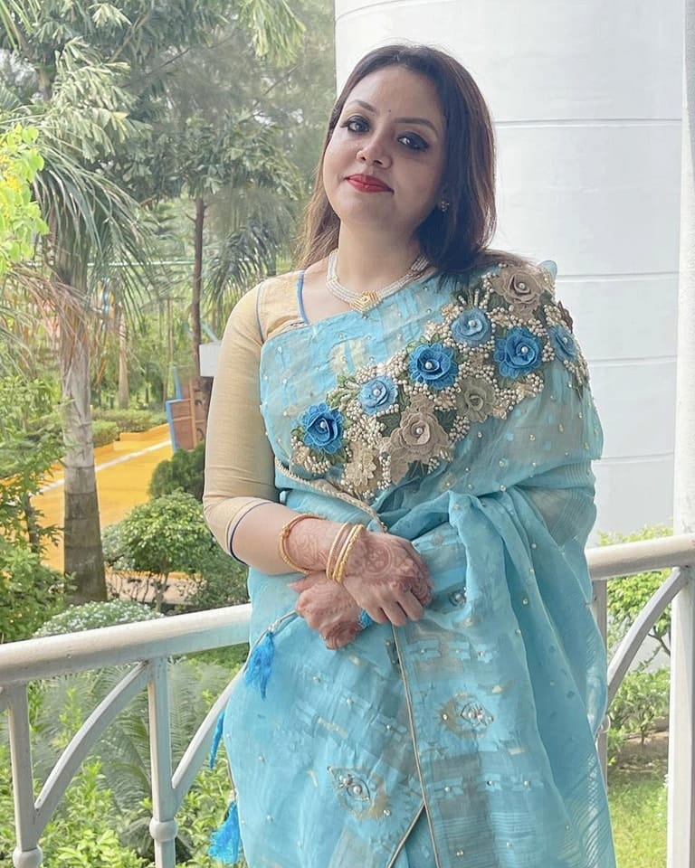 Dhakai Jamdani Carnation Saree - Image 4