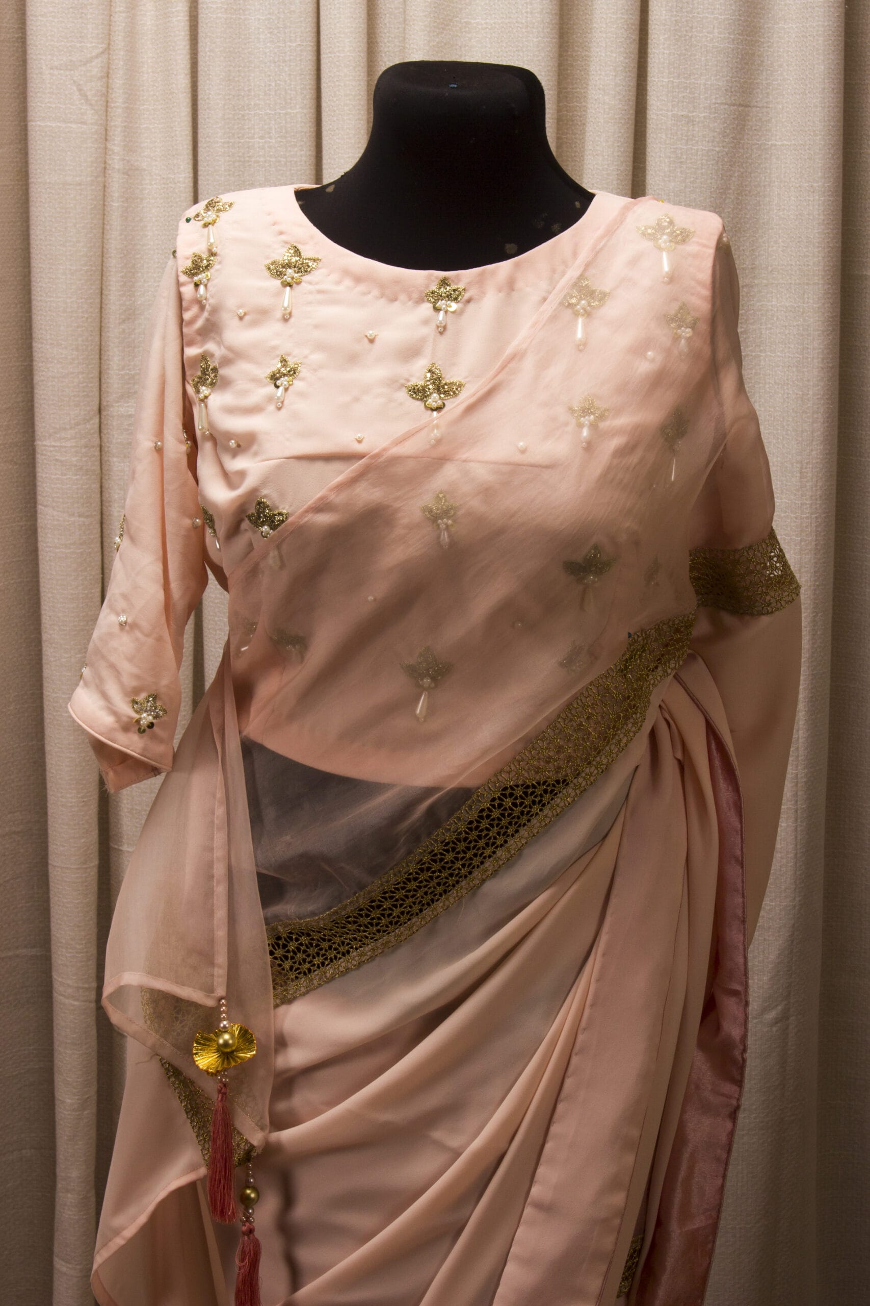 Golden Lace Muslin-Samusilk Saree with Pitta Nakshi work Blouse - Image 2
