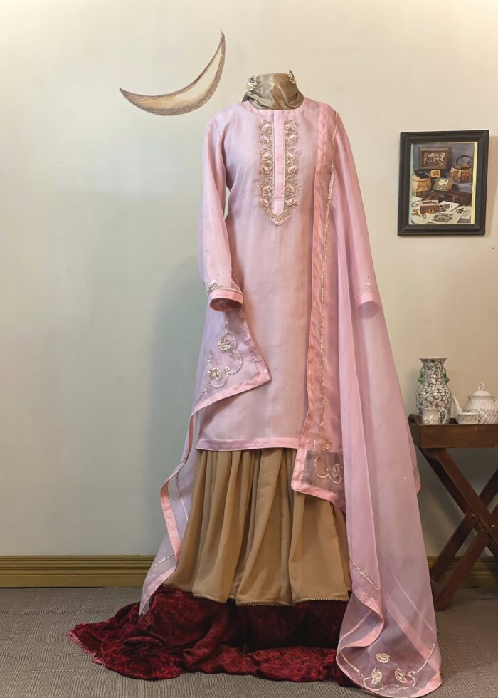 Muslin Punjabi-style kameez