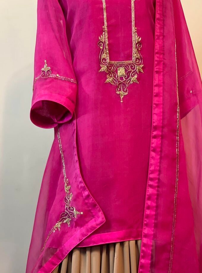 Statement Magenta Muslin Kameez