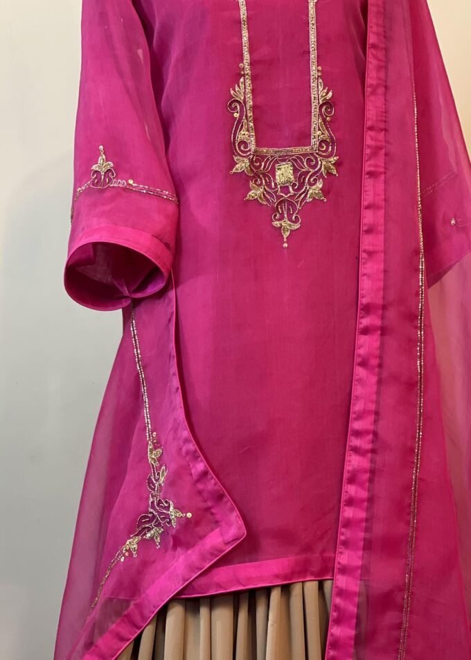 Statement Magenta Muslin Kameez