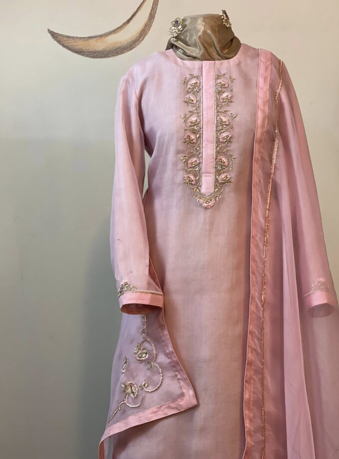 Muslin Punjabi-style kameez