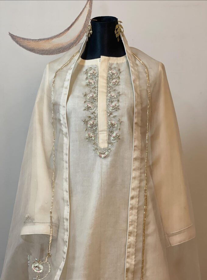 Muslin Punjabi-style kameez