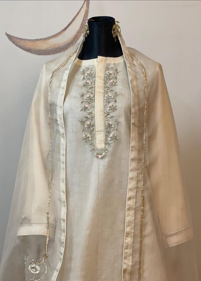 Muslin Punjabi-style kameez