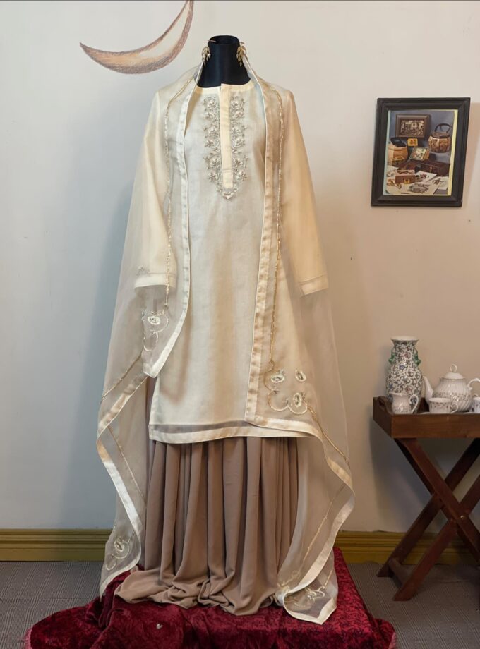 Muslin Punjabi-style kameez