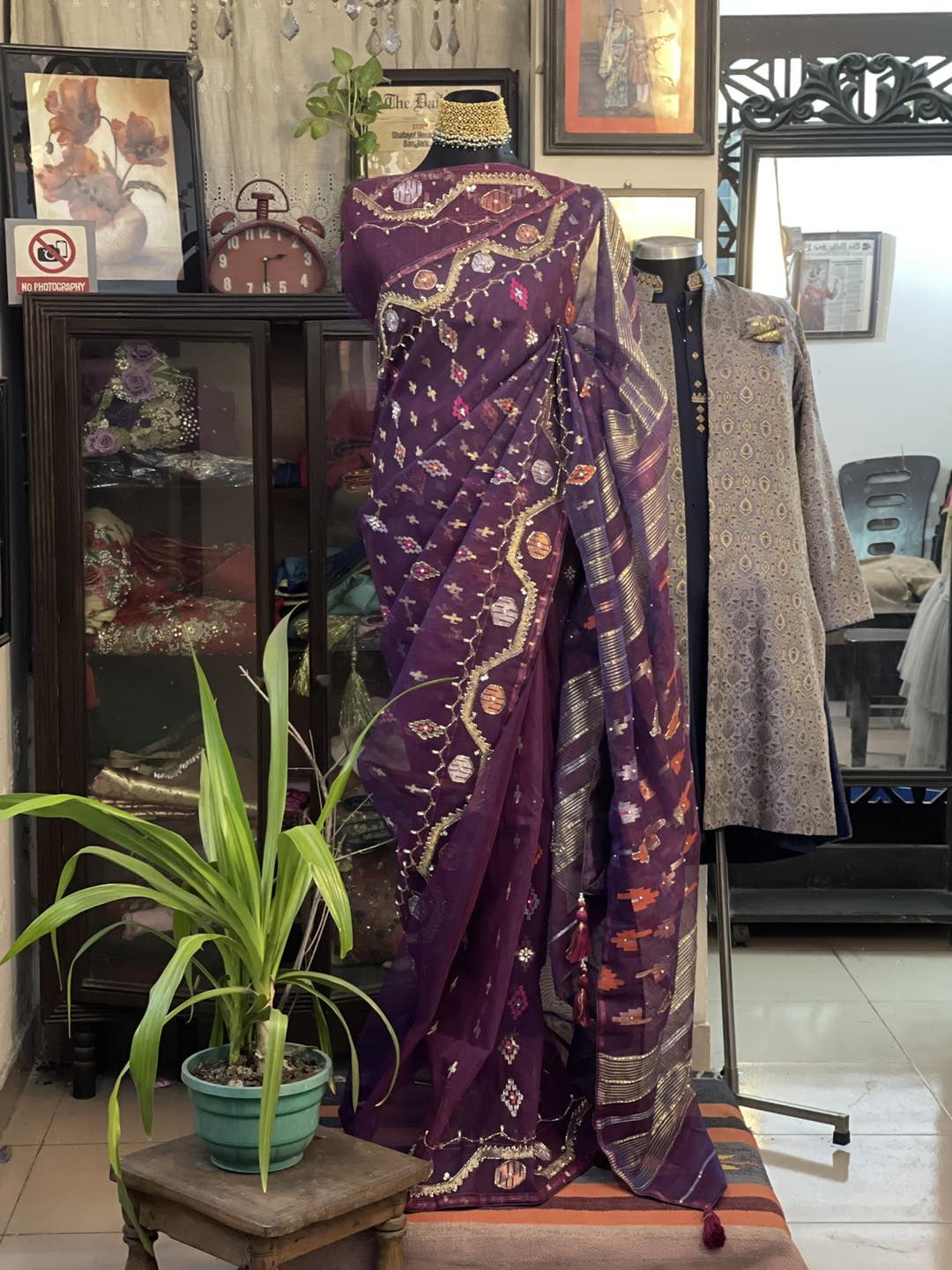 Bangladeshi bride wearing embellished Dhakai Jamdani